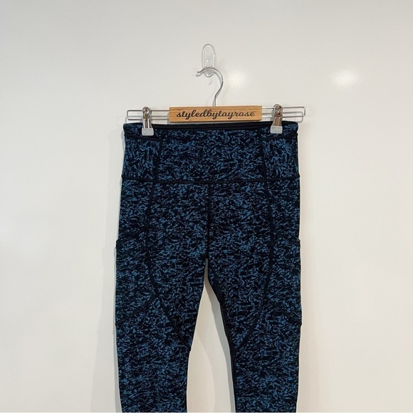 Lululemon Outrun 17" Crop Legging Tight
Iced Wave Capri Black / Black - Picture 9 of 9